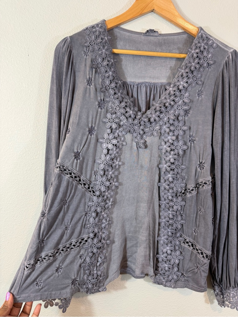 POL Gray Embroidered Floral Appliqué Top Size M Balloon Sleeve Boho Festival - Picture 7 of 11